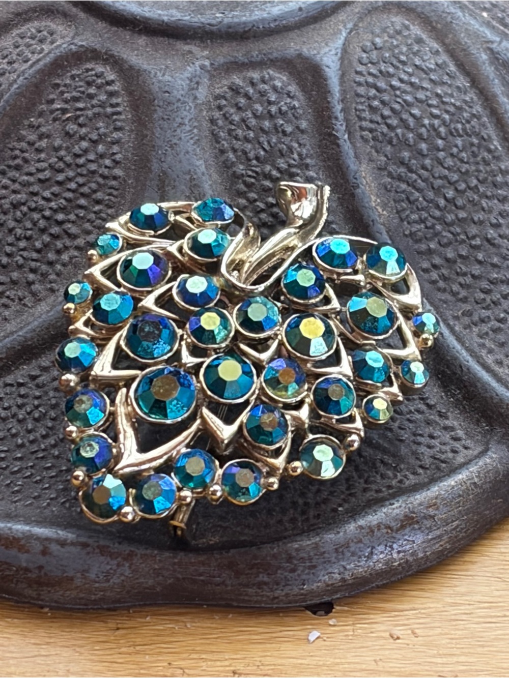 Beautiful vintage sparkly aurora borealis brooch with adjustable pin back